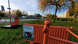 Rode verwarmingsplaat op het grasveld