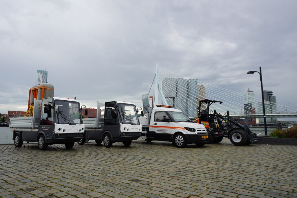 Elektrische voertuigen van Den Boer Groenprojecten. Links twee ‘spijkstalen’, rechts daarvan een streetscooter