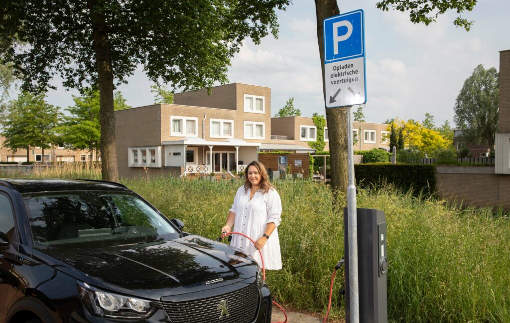 Diana en laadpaal elektrische auto