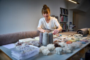 Ontwerper Christien Meindertsma bezig aan haar werktafel