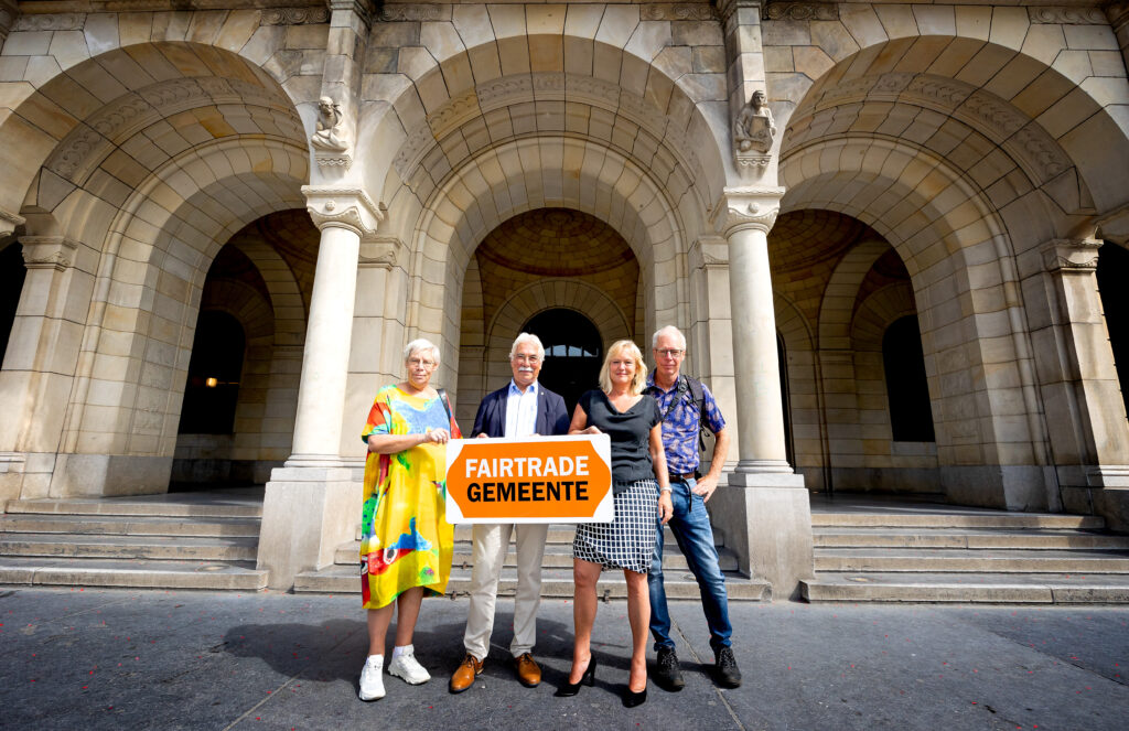 Wethouder Chantal Zeegers ontvangt van werkgroepleden van Stichting Fairtrade Rotterdam een cadeau wegens 10 jaar Rotterdam Fairtrade Gemeente. Tevens reiken de werkgroepleden haar symbolisch een bord aan met de tekst Fairtrade Gemeente.