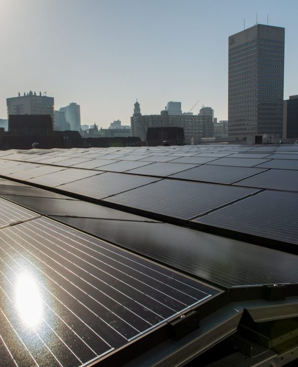 Zonnepanelen op groot dak