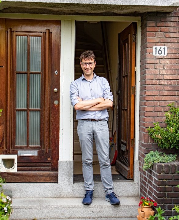 VvE-eigenaar Rene die voor zijn woning staat