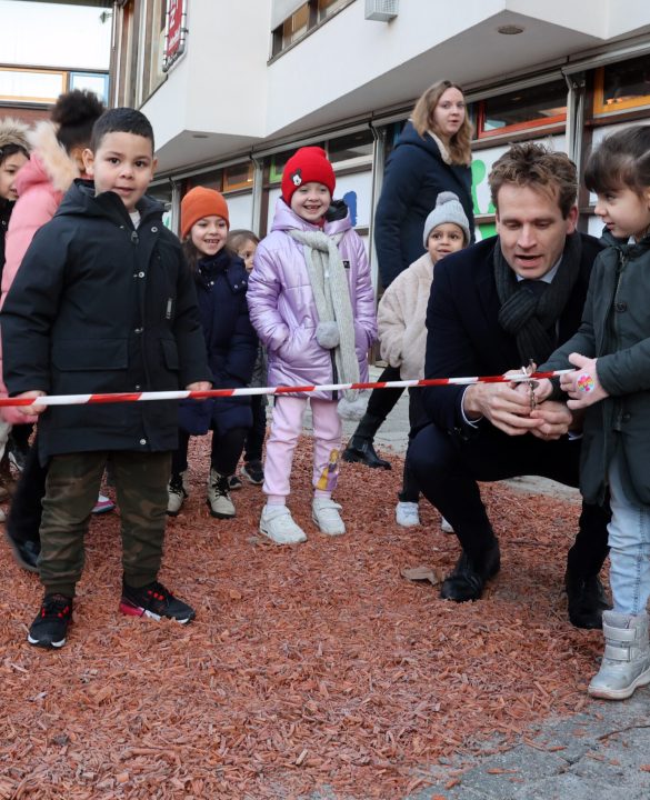 Wethouder Karremans knipt lintje door met peuter