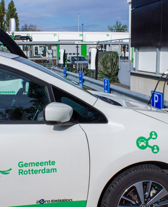 Elektrische auto met gemeente Rotterdam logo
