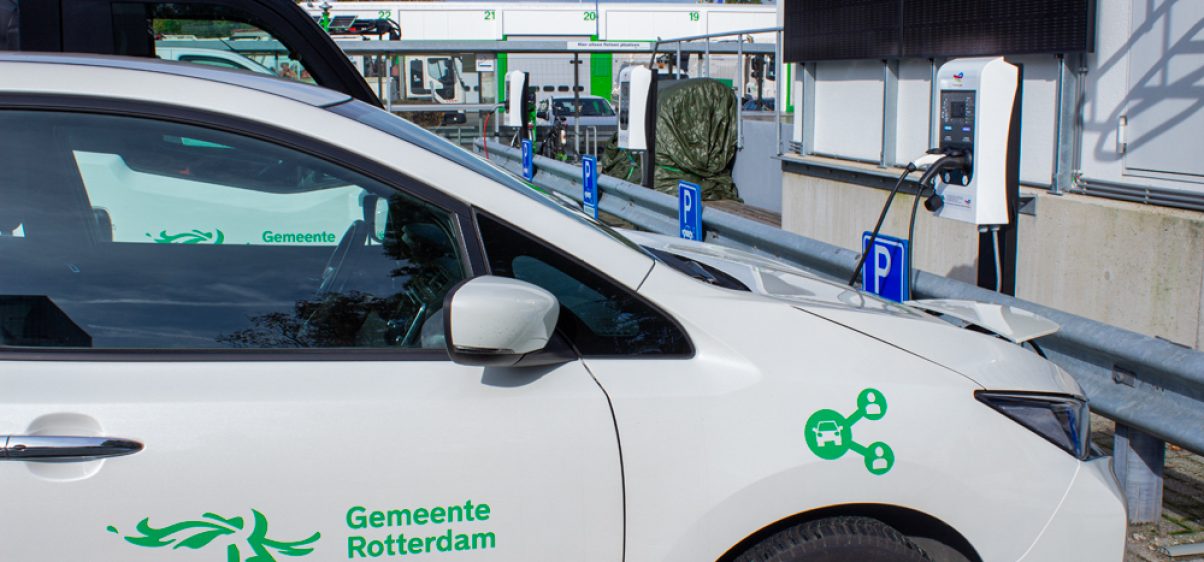 Elektrische auto met gemeente Rotterdam logo