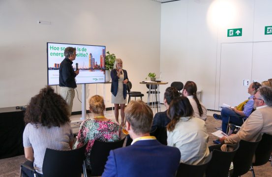 Wethouder Zeegers presenteert voor een groep luisteraars het KAR.