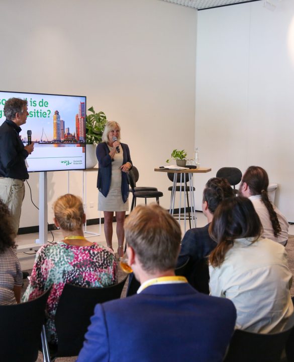 Wethouder Zeegers presenteert voor een groep luisteraars het KAR.