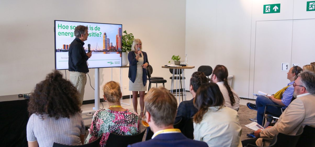Wethouder Zeegers presenteert voor een groep luisteraars het KAR.