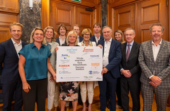 Wethouder Chantal Zeegers en directeuren ziekenhuizen met ondertekende bord