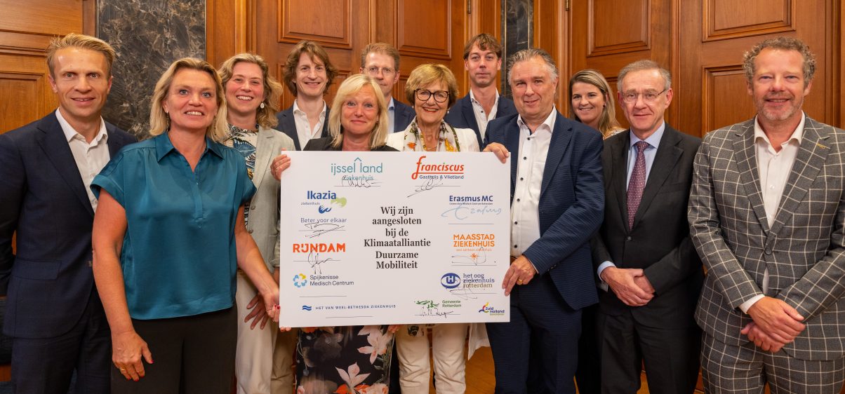 Wethouder Chantal Zeegers en directeuren ziekenhuizen met ondertekende bord