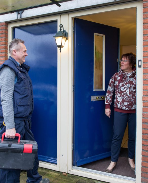 Monteur bij de deur