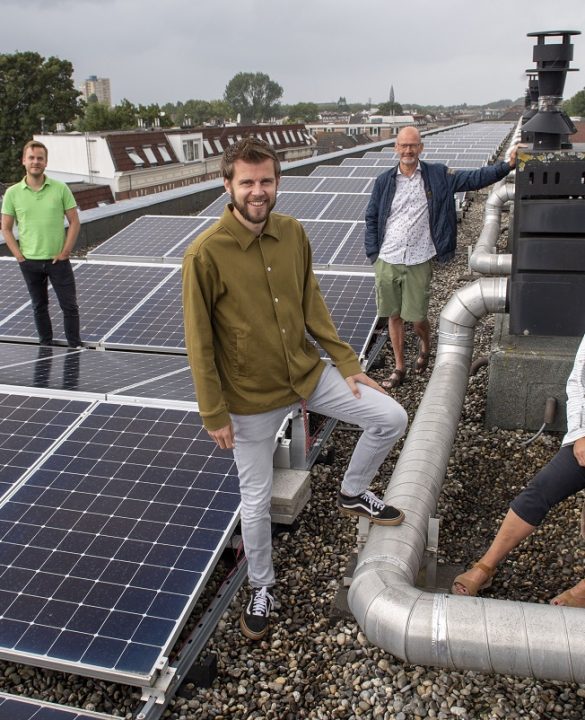 Op de foto van links naar rechts: bewoners Bart Hogendoorn, Tim Grevelink en Ed en Els Overbeeke.

Fotograaf: Jan van der Ploeg. 