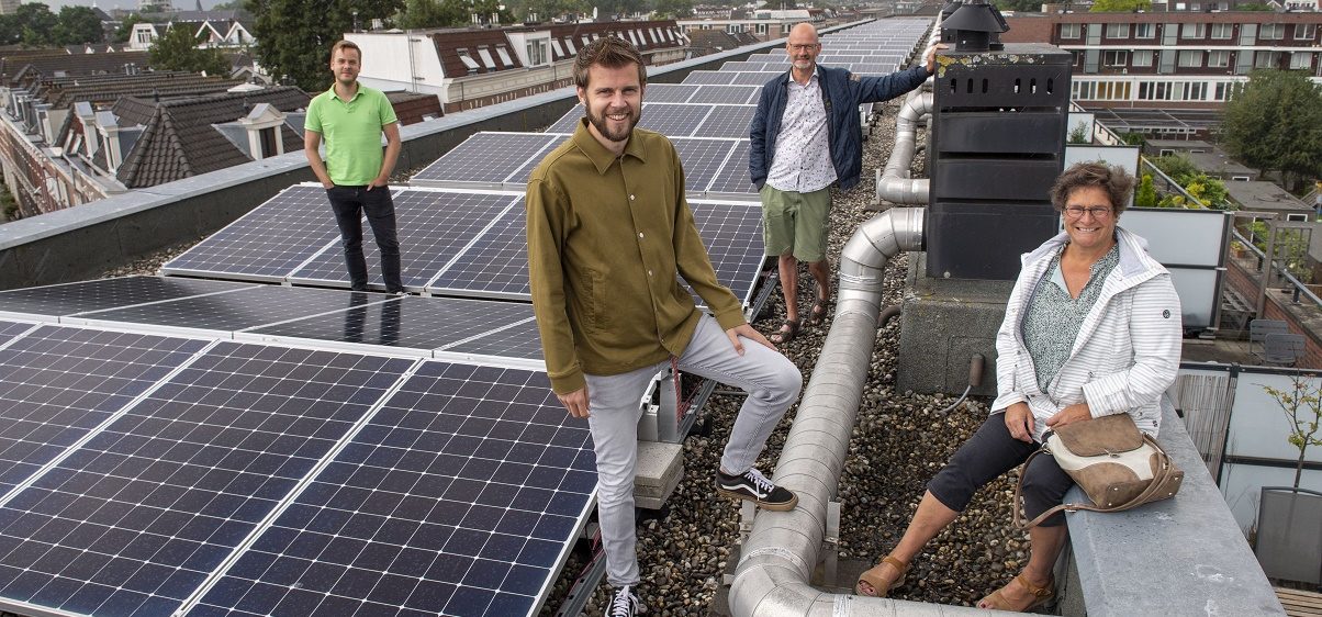Op de foto van links naar rechts: bewoners Bart Hogendoorn, Tim Grevelink en Ed en Els Overbeeke.

Fotograaf: Jan van der Ploeg. 