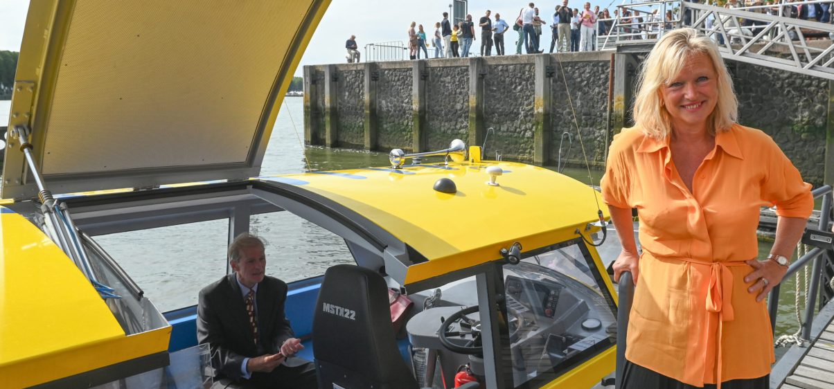 Wethouder Chantal Zeegers bij de watertaxi