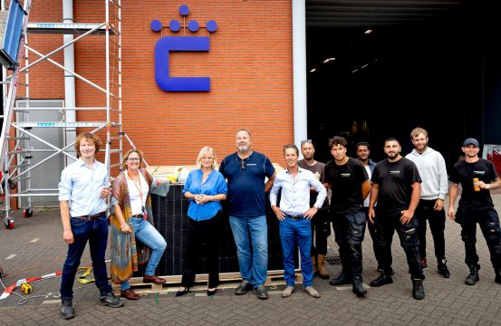 Werkbezoek van D66 wethouder Chantal Zeegers aan Crowners in Rotterdam. V.l.n.r.: adviseur iwell, Esther Zumpolle, Chantal Zeegers, Tony Elshout, Roger de Kok, en installateurs-team Van der Steen (Fotograaf Bart Hoogveld).