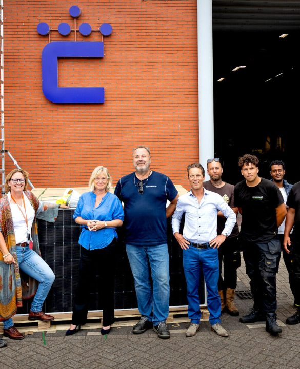 Werkbezoek van D66 wethouder Chantal Zeegers aan Crowners in Rotterdam. V.l.n.r.: adviseur iwell, Esther Zumpolle, Chantal Zeegers, Tony Elshout, Roger de Kok, en installateurs-team Van der Steen (Fotograaf Bart Hoogveld).
