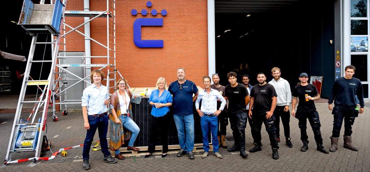 Werkbezoek van D66 wethouder Chantal Zeegers aan Crowners in Rotterdam. V.l.n.r.: adviseur iwell, Esther Zumpolle, Chantal Zeegers, Tony Elshout, Roger de Kok, en installateurs-team Van der Steen (Fotograaf Bart Hoogveld).