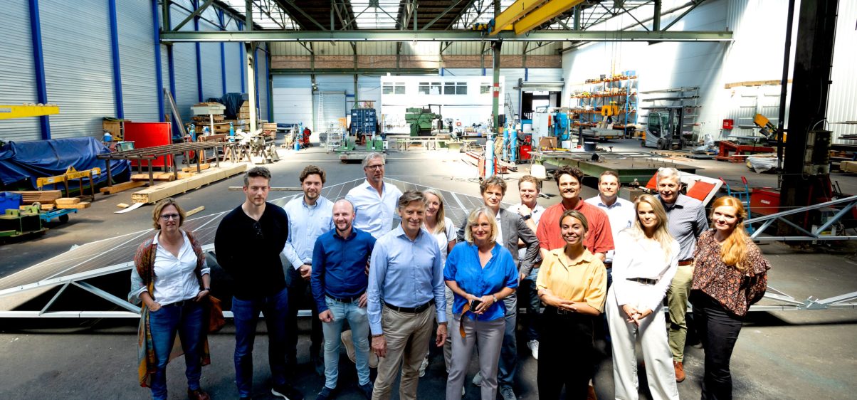 Werkbezoek van D66 wethouder Chantal Zeegers aan RABLE in Delft. RABLE produceert een innovatief montagesysteem voor zonnepanelen. Foto Bart Hoogveld