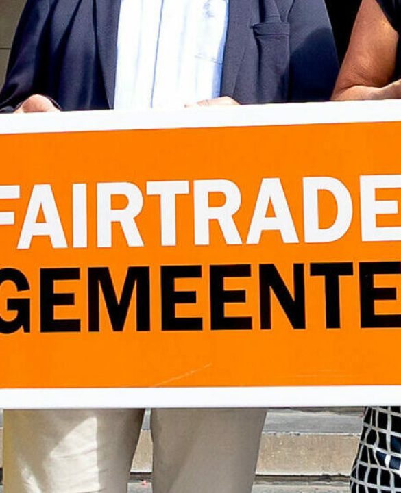 Wethouder Chantal Zeegers ontvangt van werkgroepleden van Stichting Fairtrade Rotterdam een cadeau wegens 10 jaar Rotterdam Fairtrade Gemeente. Tevens reiken de werkgroepleden haar symbolisch een bord aan met de tekst Fairtrade Gemeente. Foto Bart Hoogveld