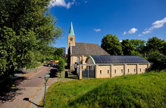 Zonnepanelen op het dak bij de Kerk Hoogvliet. Foto Bart Hoogveld