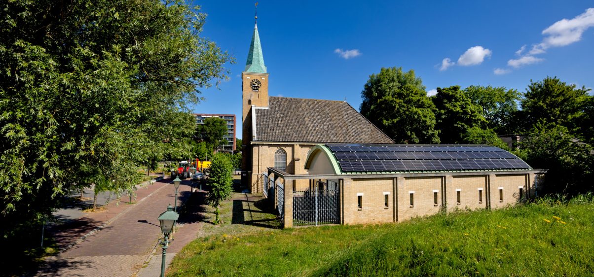 Zonnepanelen op het dak bij de Kerk Hoogvliet. Foto Bart Hoogveld