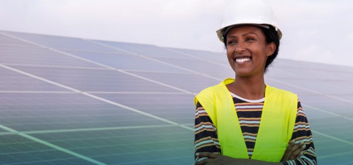 foto-vrouw-bij-zonnepanelen2