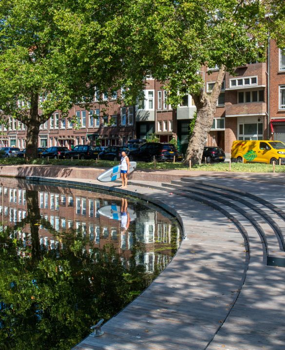 Persoon aan water met sub-board