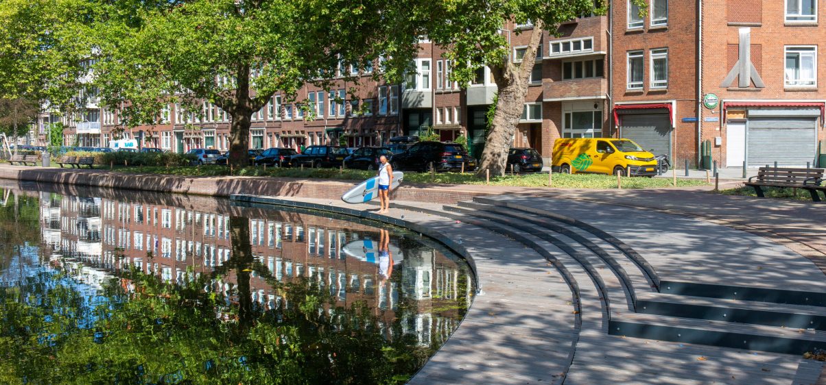 Persoon aan water met sub-board